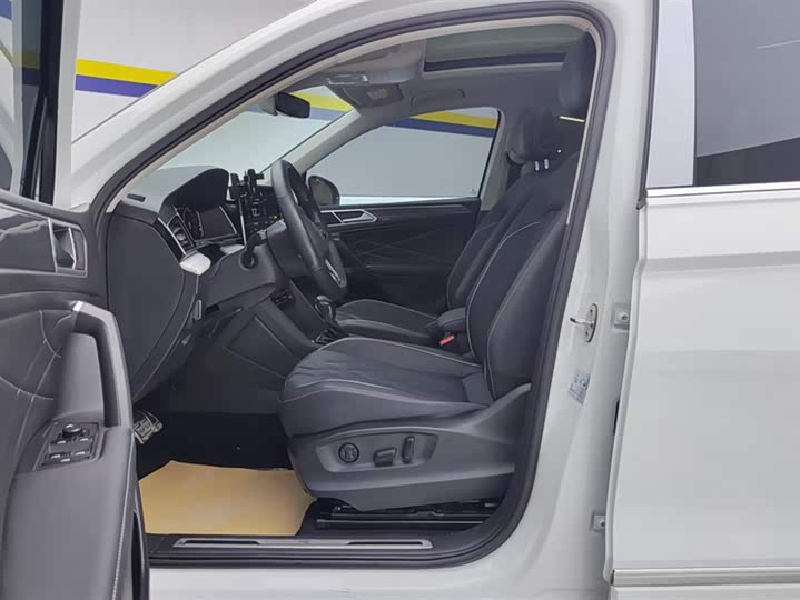 Фото 9 - Volkswagen Tiguan L Pro