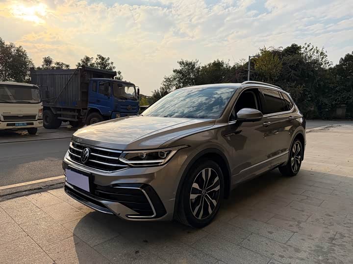 Фото 1 - Volkswagen Tiguan L Pro