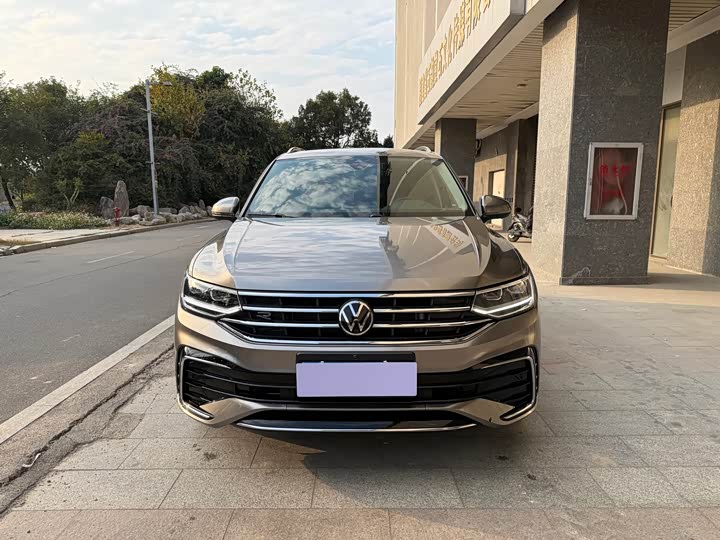 Фото 2 - Volkswagen Tiguan L Pro
