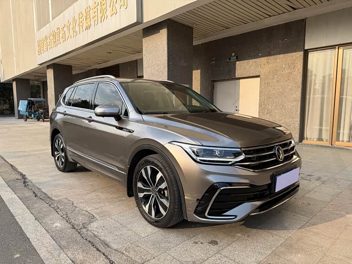 Фото 3 - Volkswagen Tiguan L Pro