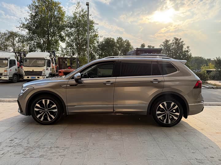 Фото 4 - Volkswagen Tiguan L Pro