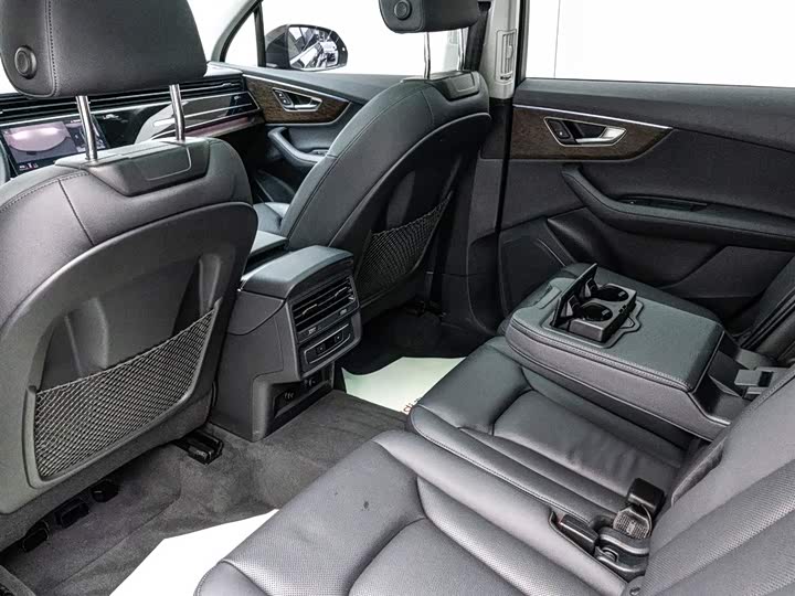 Фото 8 - Audi Q7