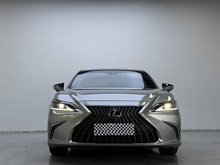 Фото 2 - Lexus ES