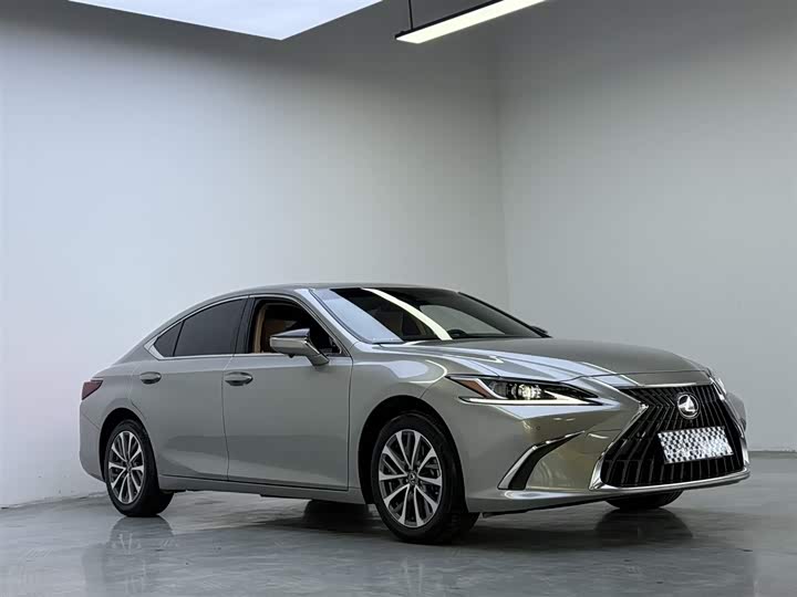 Фото 3 - Lexus ES