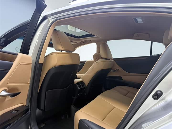 Фото 7 - Lexus ES