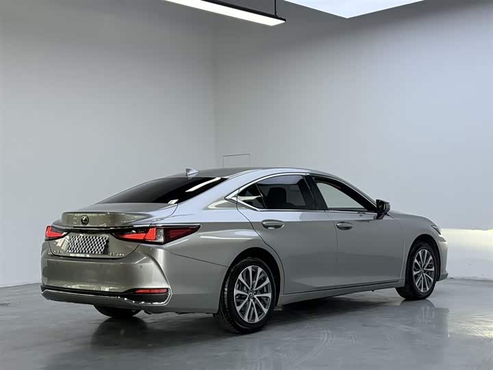 Фото 8 - Lexus ES