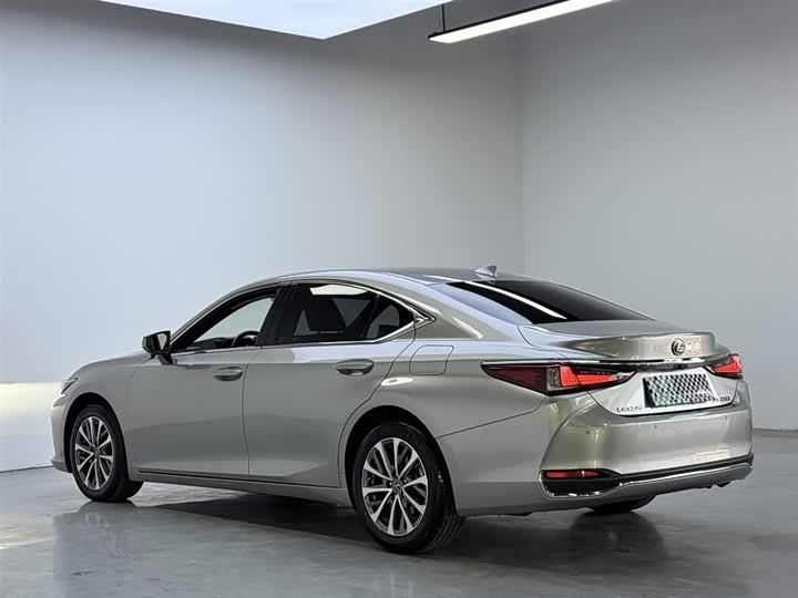 Фото 9 - Lexus ES