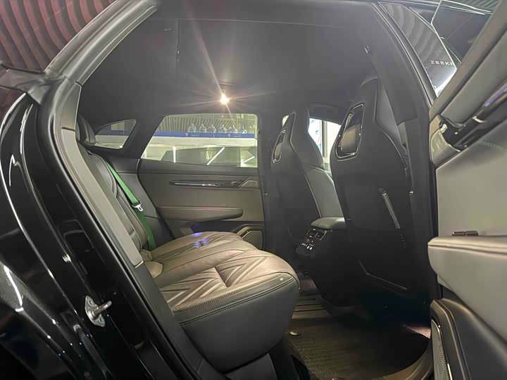 Фото 9 - Zeekr 001