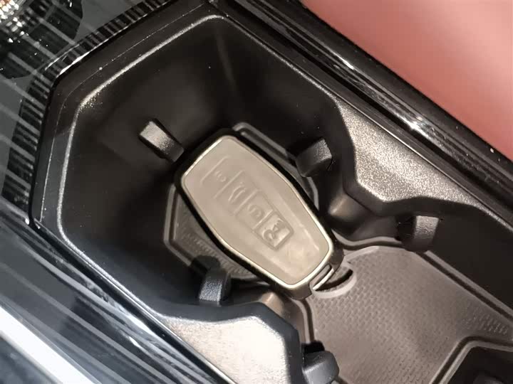 Фото 8 - Geely Monjaro