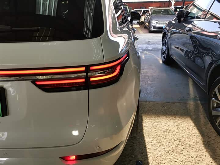 Фото 8 - LiXiang One