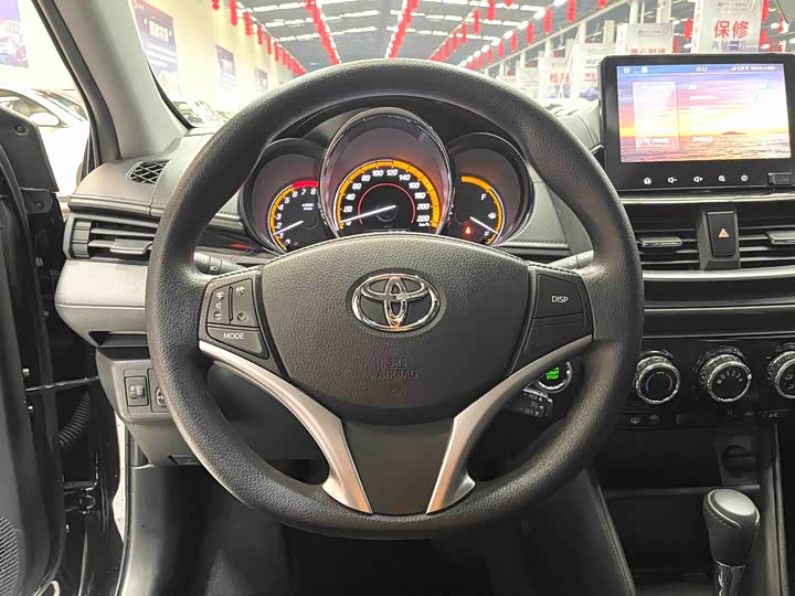 Фото 4 - Toyota Yaris L Hatchback
