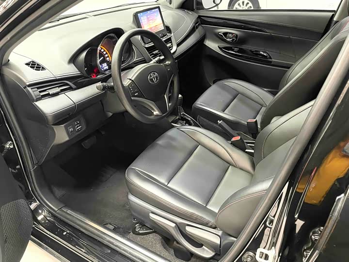 Фото 5 - Toyota Yaris L Hatchback