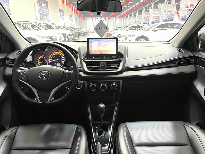 Фото 6 - Toyota Yaris L Hatchback