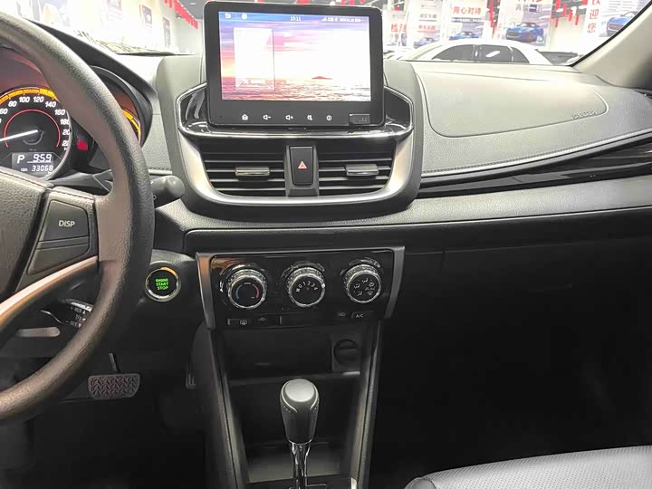 Фото 7 - Toyota Yaris L Hatchback