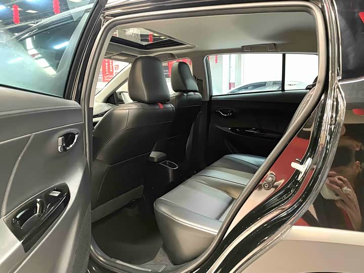 Фото 8 - Toyota Yaris L Hatchback