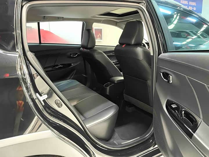 Фото 9 - Toyota Yaris L Hatchback