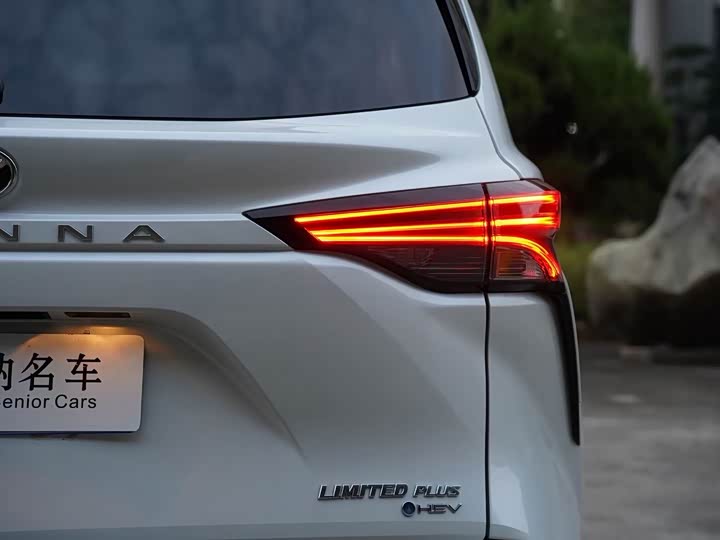 Фото 7 - Toyota Sienna