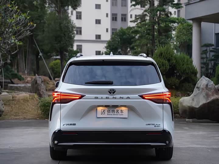 Фото 9 - Toyota Sienna