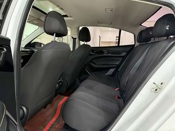 Фото 9 - Roewe i5