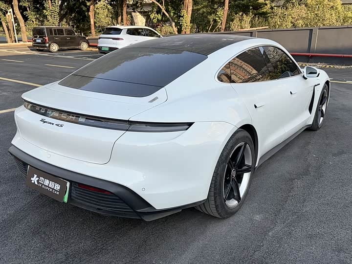 Фото 2 - Porsche Taycan