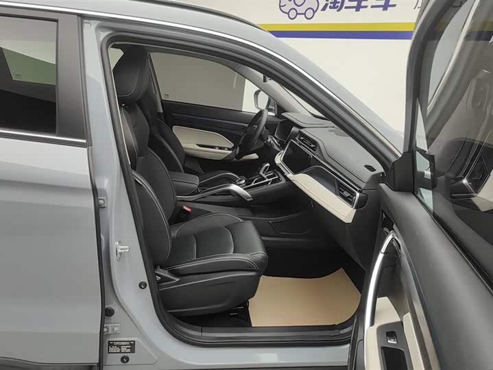 Фото 8 - Geely Atlas