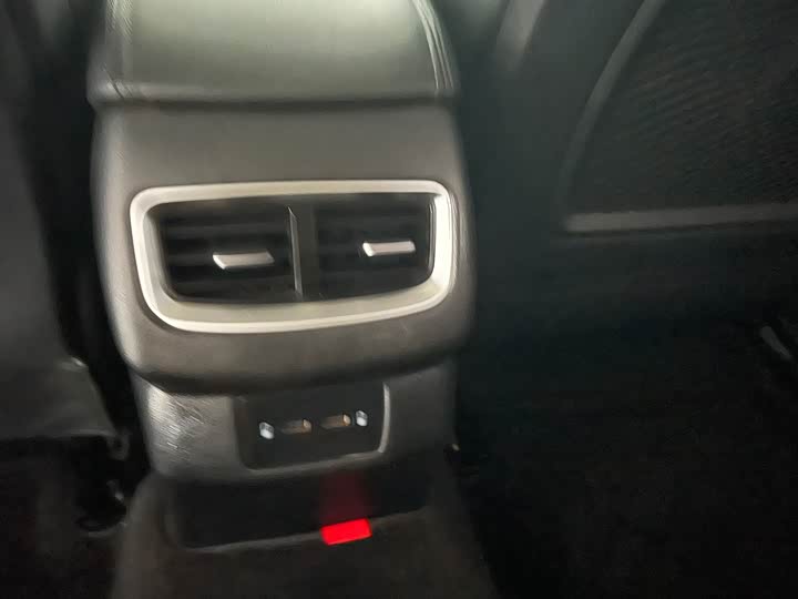 Фото 8 - Hongqi H5