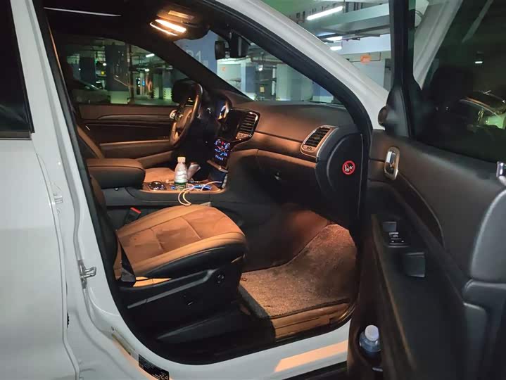 Фото 8 - Jeep Grand Cherokee