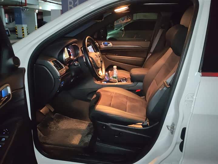 Фото 9 - Jeep Grand Cherokee