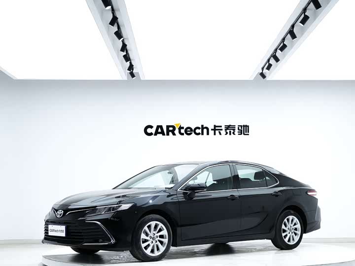 Фото 2 - Toyota Camry
