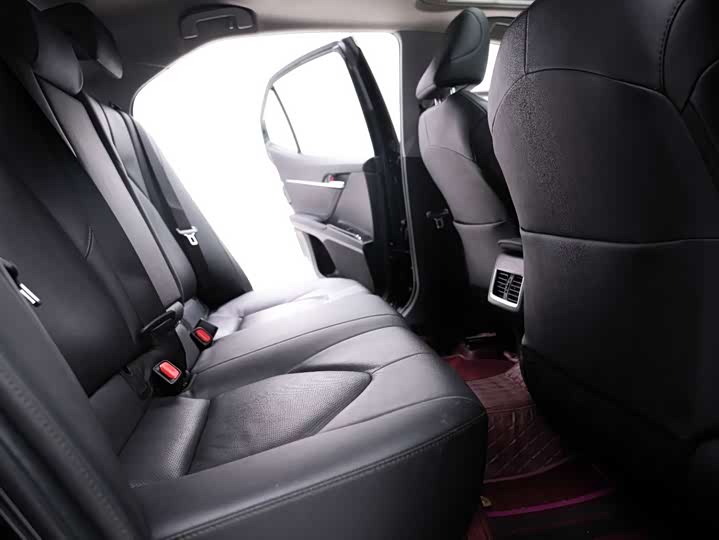 Фото 3 - Toyota Camry