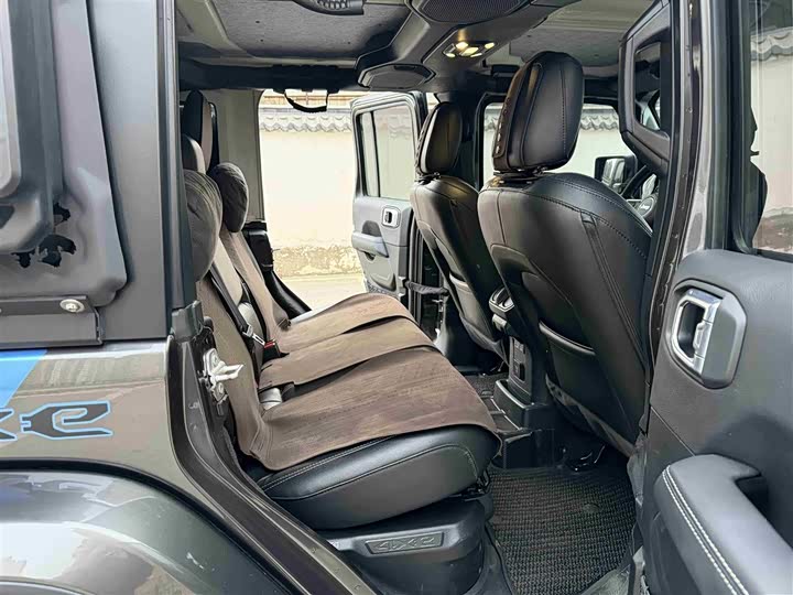 Фото 8 - Jeep Wrangler Hybrid