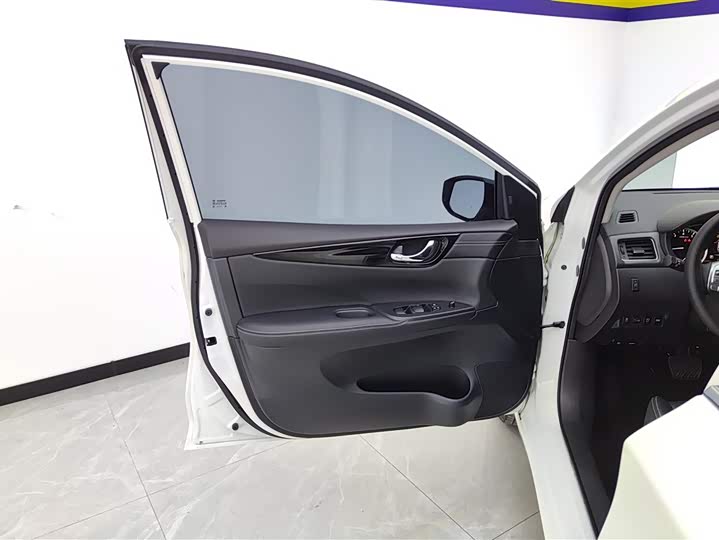 Фото 7 - Nissan Tiida