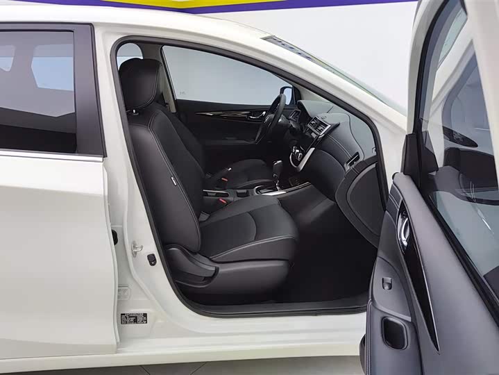 Фото 8 - Nissan Tiida