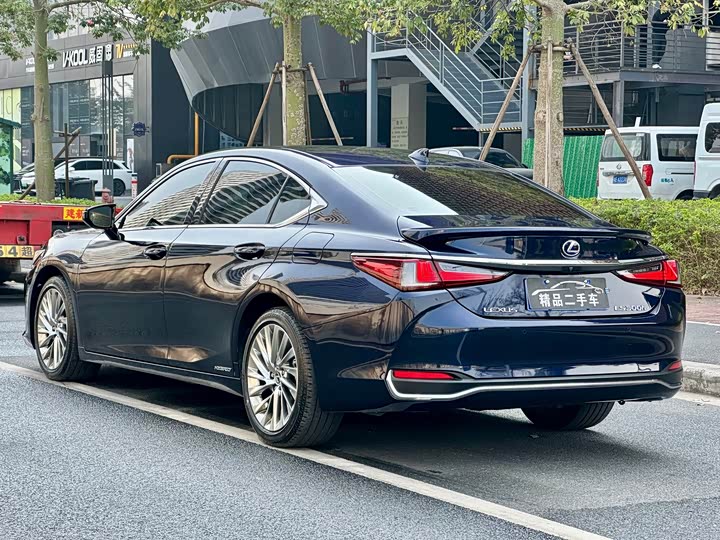 Фото 6 - Lexus ES