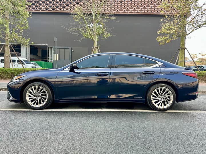 Фото 7 - Lexus ES