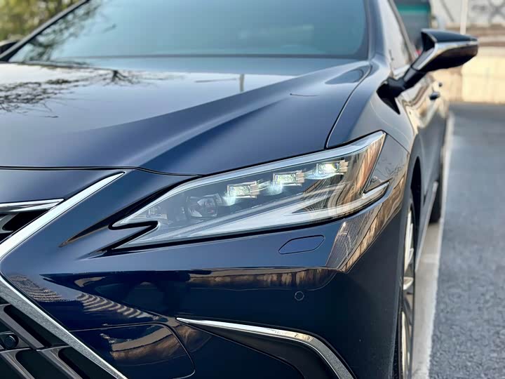 Фото 9 - Lexus ES