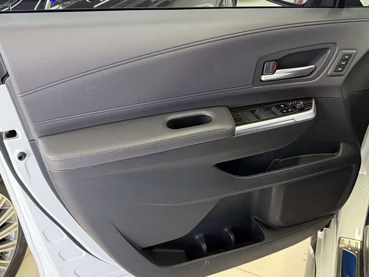 Фото 5 - Toyota Granvia