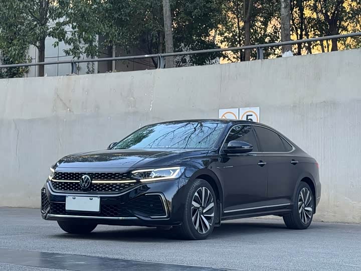 Фото 1 - Volkswagen Passat