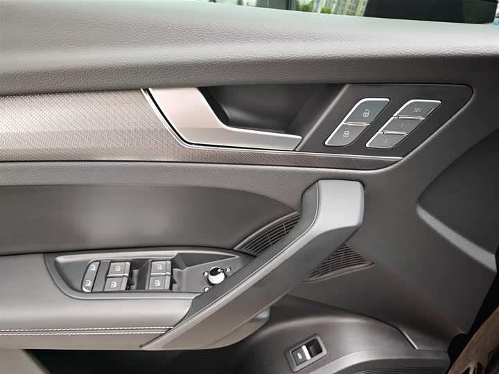 Фото 9 - Audi Q5L