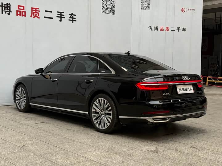 Фото 7 - Audi A8