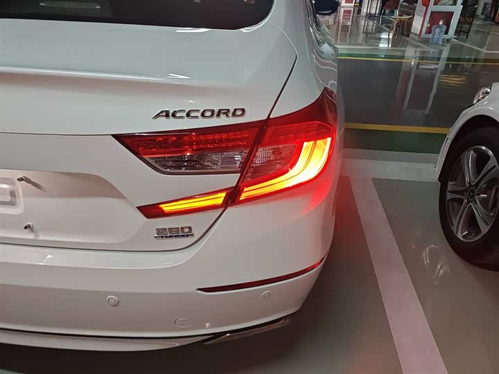 Фото 8 - Honda Accord