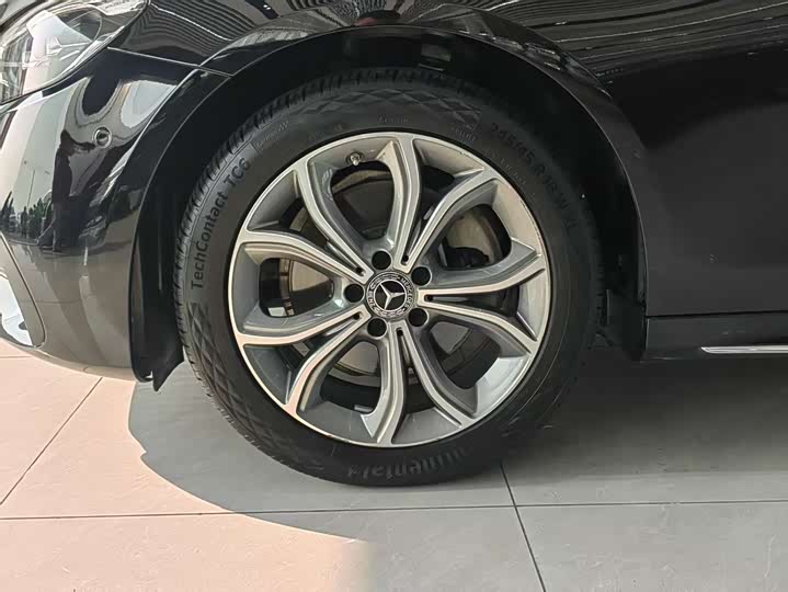 Фото 5 - Mercedes-Benz E-Class