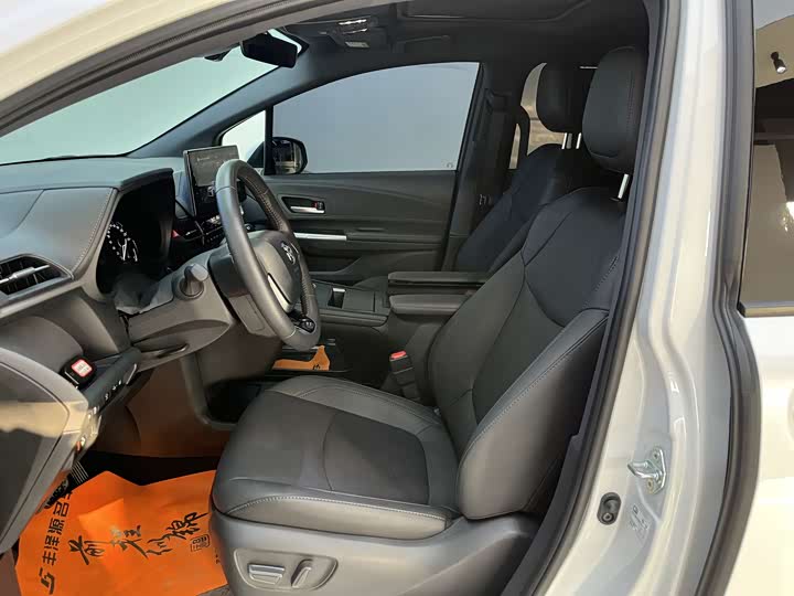 Фото 7 - Toyota Sienna