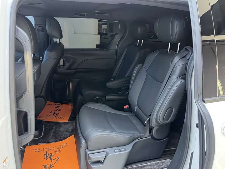 Фото 8 - Toyota Sienna