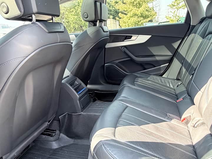 Фото 6 - Audi A4L