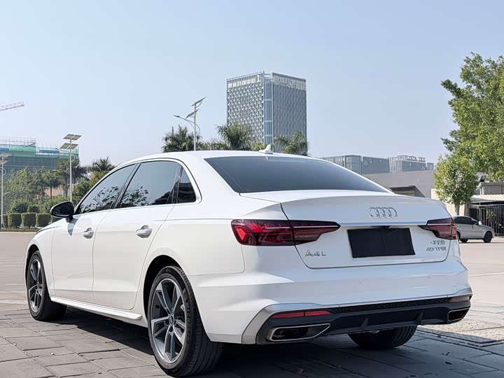 Фото 8 - Audi A4L