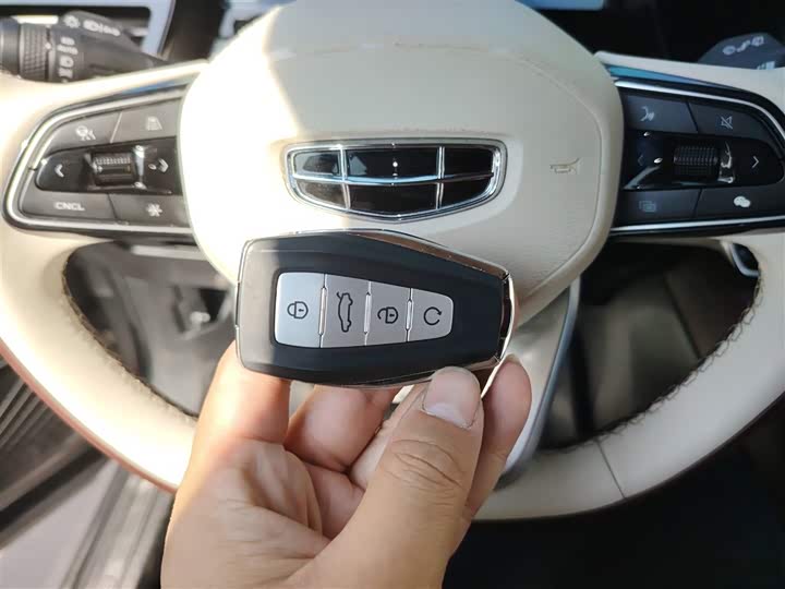 Фото 9 - Geely Monjaro