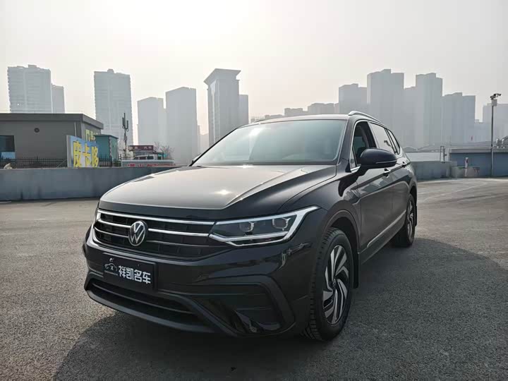 Фото 1 - Volkswagen Tiguan L Pro