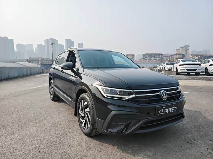 Фото 3 - Volkswagen Tiguan L Pro