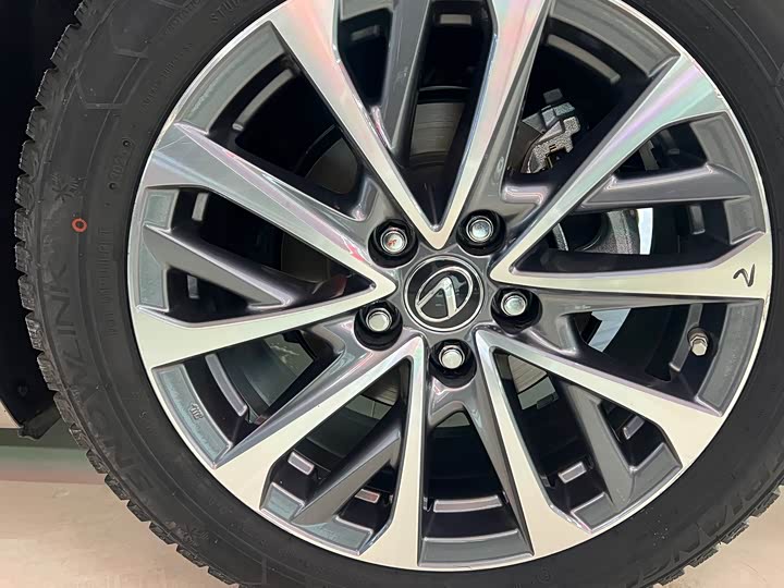 Фото 8 - Lexus ES